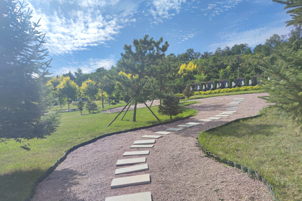 龙生墓园